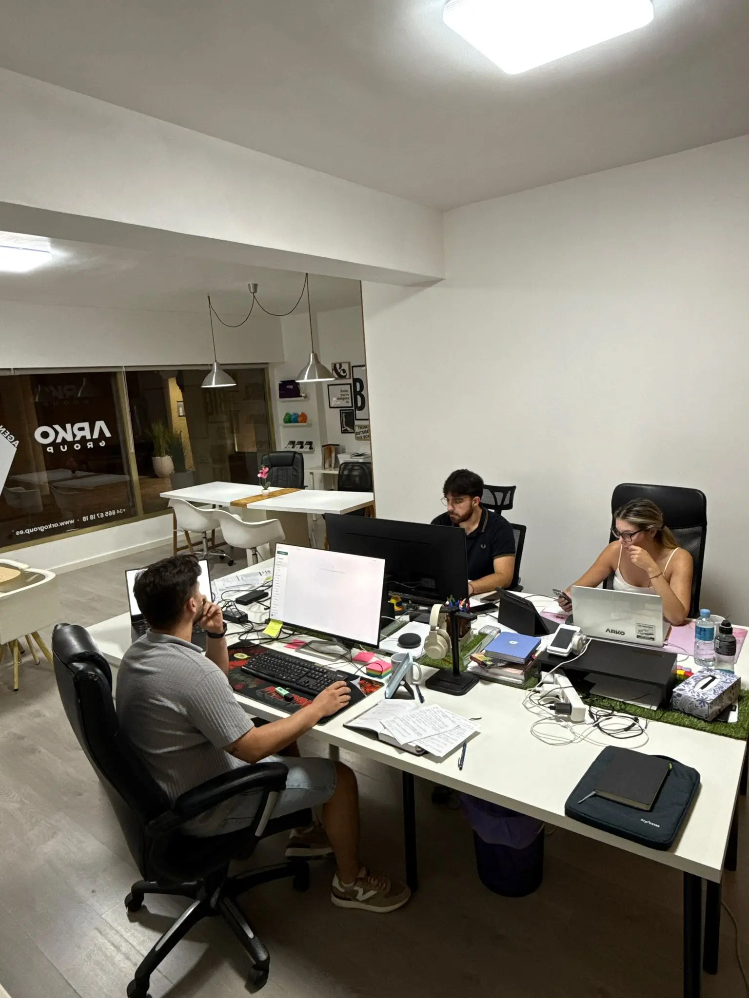 El equipo de Arko Group trabajando en la oficina