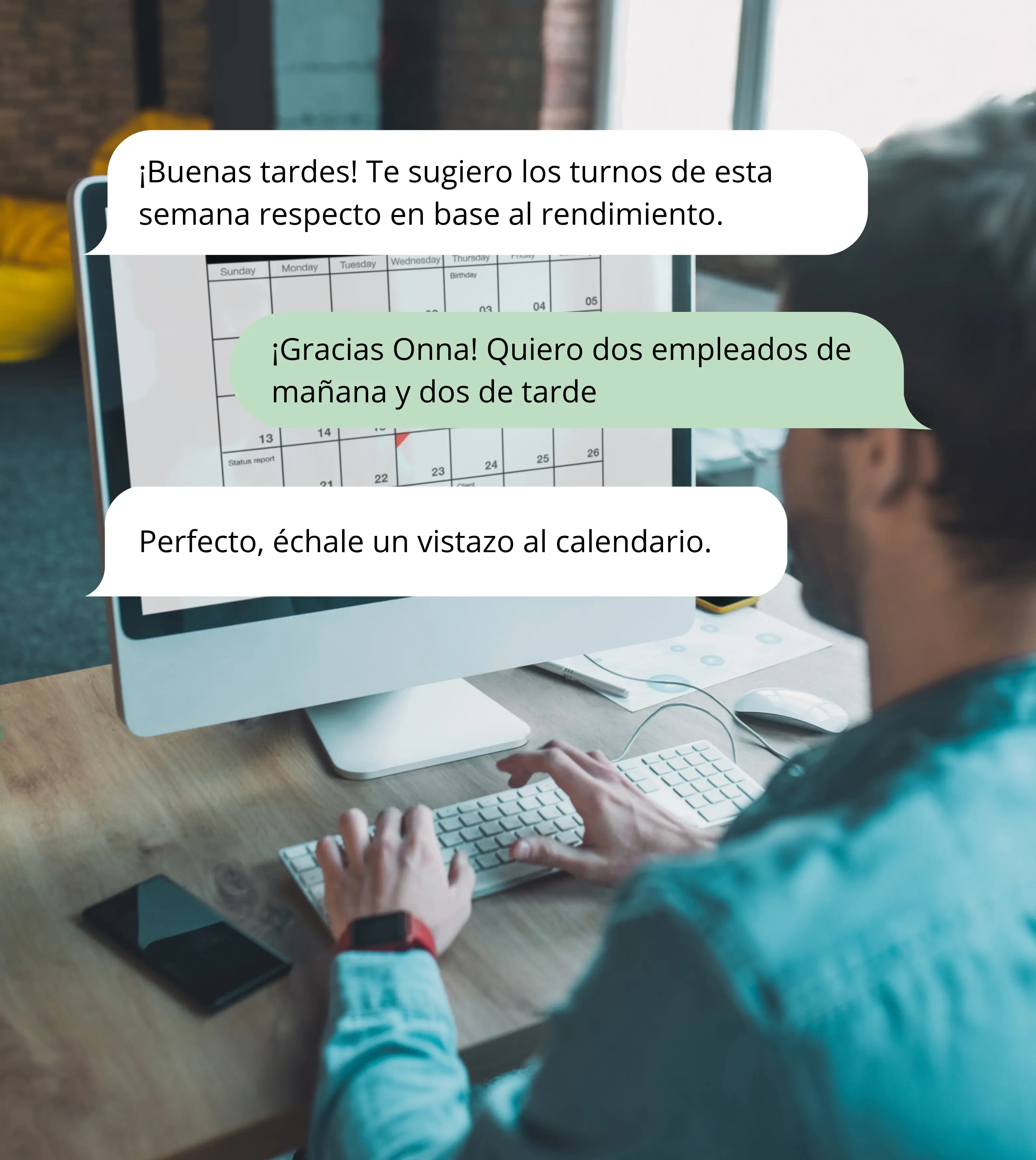 Conversación de WhatsApp con Onna sugiriendo los turnos de la semana según el rendimiento del equipo, sobre un escritorio de oficina