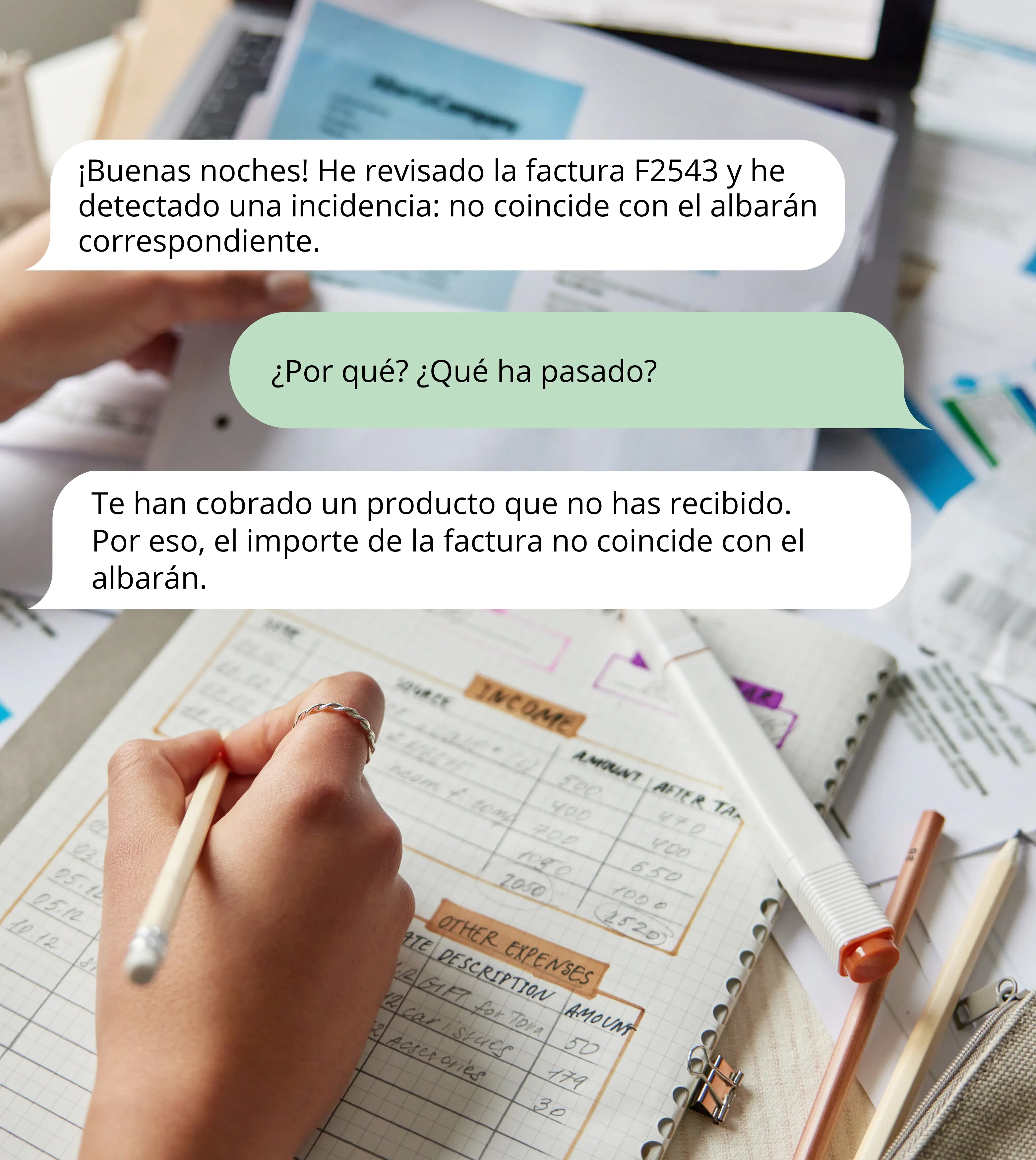 Conversación de WhatsApp con Onna avisando de una incidencia en una factura que no coincide con su albarán, sobre un escritorio con papeleo y notas de gastos