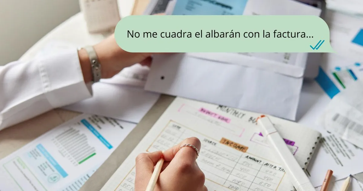 Persona revisando facturas y albaranes de proveedores con el mensaje: no me cuadra el albarán con la factura